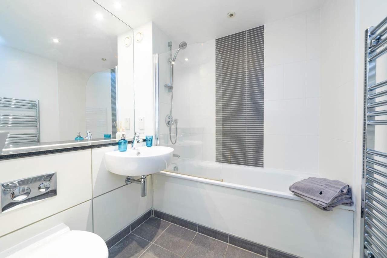 Room With Private Bathroom In A Modern Two Bedroom Two Bathroom Flat London Luaran gambar