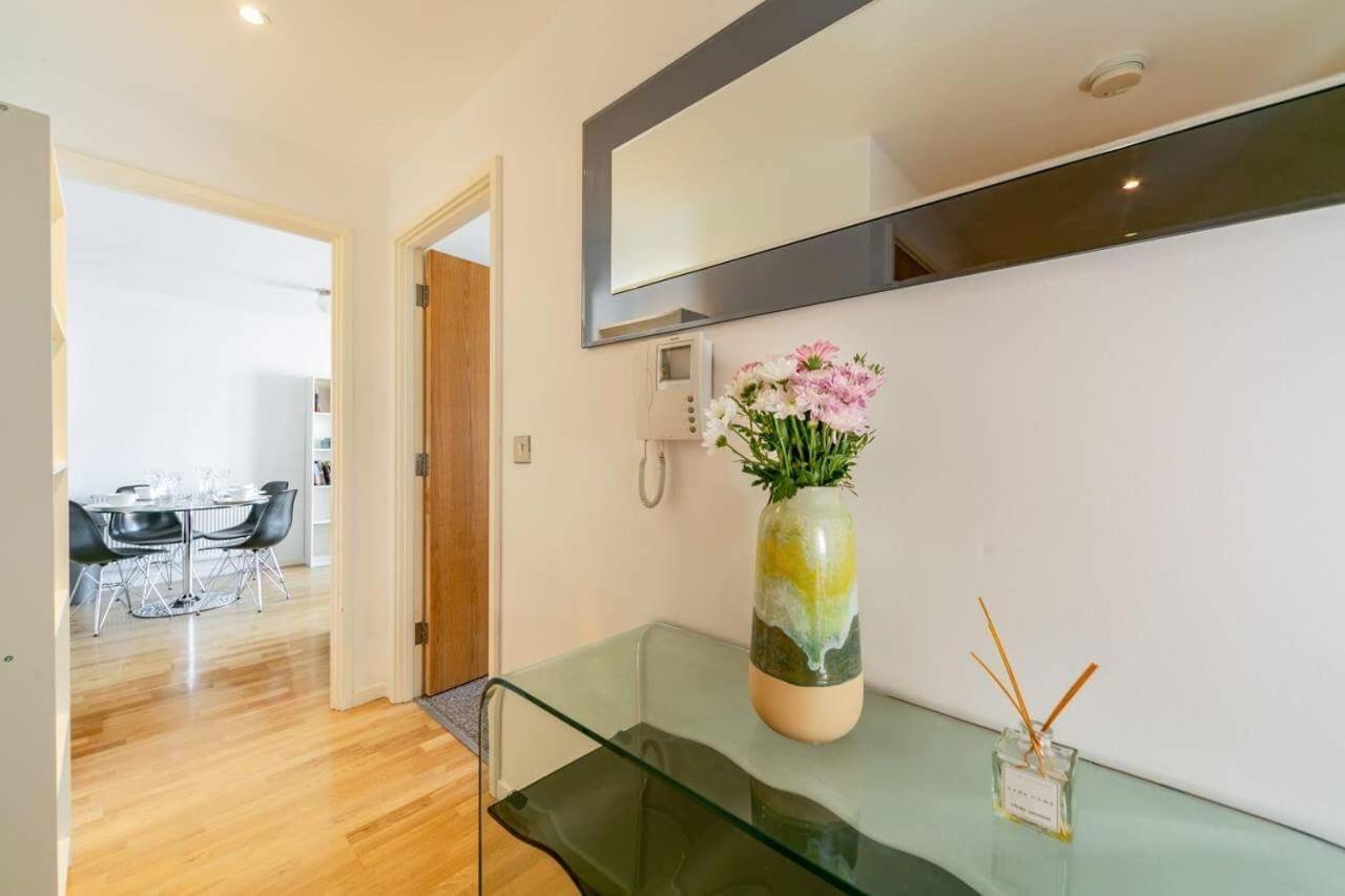 Room With Private Bathroom In A Modern Two Bedroom Two Bathroom Flat London Luaran gambar